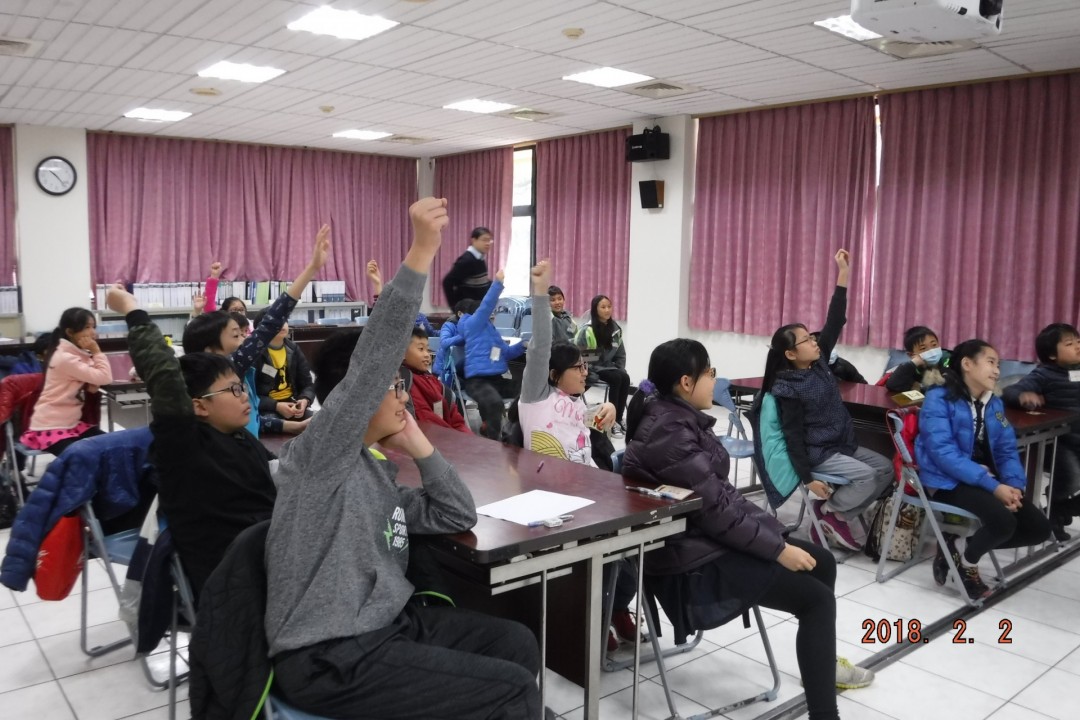 學童們於課程活動中積極回答問題