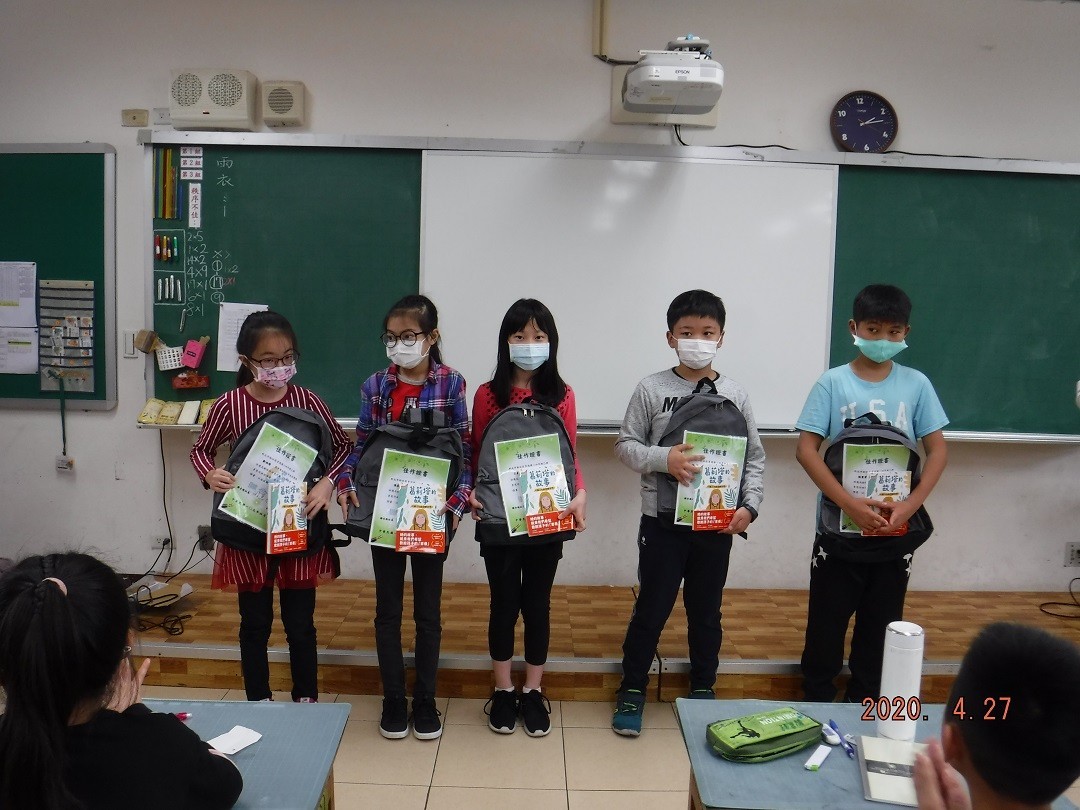 頒發優良作品獎狀及獎品  