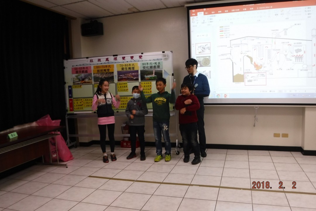 學童於教學活動中分組表演環保口號
