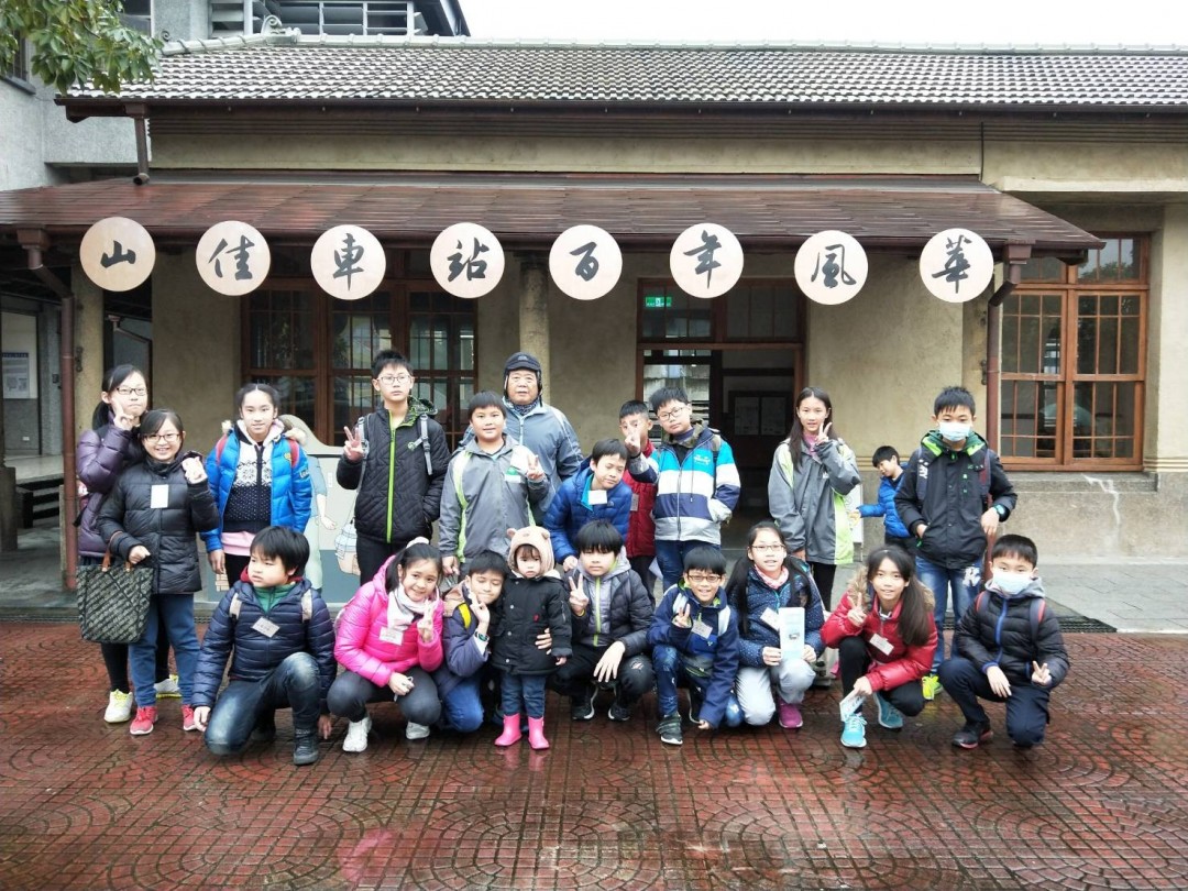 學童們於山佳車站導覽結束後合影